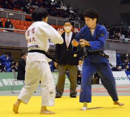 　東海大との準決勝で攻める環太平洋大の谷口由夏（右）＝ベイコム総合体育館