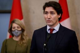 　８日、カナダ首都オタワで、記者会見で話すトルドー首相（右）と、同席するジョリー外相（ロイター＝共同）