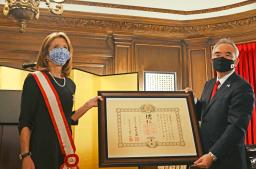 　山野内勘二駐ニューヨーク総領事（右）から旭日大綬章の勲記を受け取るキャロライン・ケネディ氏＝８日、米ニューヨークの日本総領事公邸（共同）