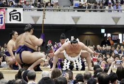 　２０１９年４月、春巡業で土俵入りを披露する元横綱白鵬＝東京都足立区