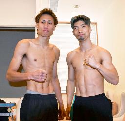 　ポーズをとる石田匠（左）と田中恒成＝１０日、愛知県刈谷市（畑中ジム提供）