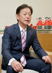 　インタビューに応じる村田製作所の中島規巨社長