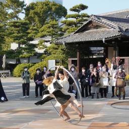 　高松市の披雲閣で披露された鉄製の１本の輪に入り回転するパフォーマンス＝１０日午後