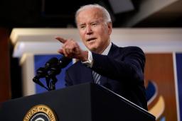 　１０日、「民主主義サミット」閉幕後、記者の質問に答えるバイデン米大統領＝ワシントン（ゲッティ＝共同）