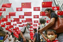 　香港の街角を赤く染める中国国旗と香港の旗＝６月