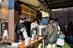 　和歌山市のキッチンカーの販売スペース「シロキタキッチンパーク」で実施された災害を想定した炊き出し実験＝１１日午前