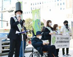 　２年ぶりの街頭での実施となった「あしなが学生募金」で、寄付を呼び掛ける事務局長の堀川琉さん（左端）。右隣は育英会の玉井義臣会長＝１１日午後、東京・新宿駅西口