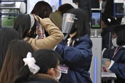 　「ワクチン・検査パッケージ」の技術実証で、コンサートの観客の検温をするスタッフ＝１１日午後、名古屋市