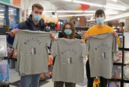 　バンクシーが作ったチャリティーＴシャツ＝１１日、英ブリストル（ＡＰ＝共同）