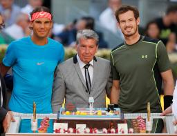 　２０１５年５月、マドリード・オープンでラファエル・ナダル（左）アンディ・マリー（右）と誕生日の記念撮影におさまるマニュエル・サンタナ氏＝マドリード（ＡＰ＝共同）