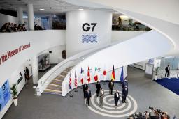 　先進７カ国（Ｇ７）外相会合での記念撮影＝１１日、リバプール（ＡＰ＝共同）