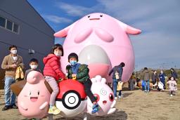 　ポケモンのキャラクターをモチーフにした公園で遊ぶ子どもたち＝１２日、福島県浪江町