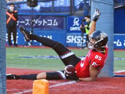 　オービック戦でＴＤを決めた富士通のＷＲ松井＝横浜スタジアム