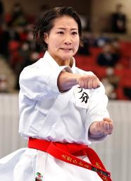 　女子形で優勝した大野ひかるの演武＝日本武道館