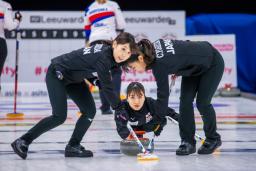 　女子１次リーグ　チェコ戦でショットを放つロコ・ソラーレの鈴木（中央）。左は吉田夕、右は吉田知＝レーワルデン（Ｓｔｅｖｅ　Ｓｅｉｘｅｉｒｏ氏提供・共同）