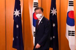 　オーストラリア訪問中の韓国の文在寅大統領＝１３日、キャンベラ（ゲッティ＝共同）
