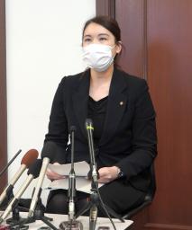 　京都市役所で記者会見する豊田恵美市議＝１３日午前