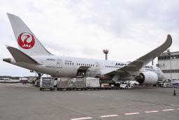 　中国向け通販支援で空輸を担う日本航空の旅客機＝２０２０年４月、成田空港