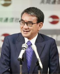 　共同通信加盟社編集局長会議で講演する、自民党の河野広報本部長＝１３日午後、東京都港区