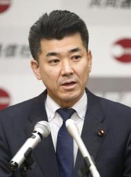 　共同通信加盟社編集局長会議で講演する、立憲民主党の泉代表＝１３日午後、東京都港区