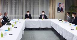 　自民党の山崎元副総裁の処分について審査した党紀委員会。右から３人目は衛藤晟一党紀委員長＝１３日午後、東京・永田町の党本部