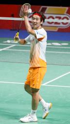 　男子シングルス１回戦に勝利し、歓声に応える常山幹太＝ウエルバ（共同）
