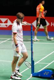 　男子シングルス１回戦でシンガポール選手（奥）に敗れたビクトル・アクセルセン＝ウエルバ（共同）