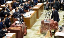 　衆院予算委で立憲民主党の階猛氏（左手前から３人目）の質問に答弁する岸田首相＝１５日午前