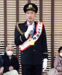 　警視庁赤羽署の一日署長に就任し、あいさつする見延和靖さん＝１５日午後、東京都北区