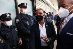 　米ニューヨークの市警本部長に任命されるスーエル氏（右から２人目）とアダムズ次期市長（右端）＝１５日、ニューヨーク（ロイター＝共同）