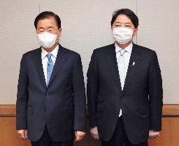 　韓国の鄭義溶外相（左）との会談に臨む林外相＝１２日、米ハワイ・ホノルル（外務省提供）