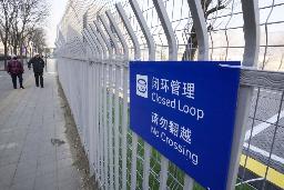 　北京五輪の競技会場を囲むフェンス。「クローズドループ（閉じた輪）」と書かれている＝１月、北京（共同）