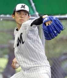 　ブルペンで投球練習するロッテ・佐々木朗＝石垣