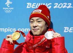 　ノルディックスキー・ジャンプ男子個人ノーマルヒルの金メダルとラージヒルの銀メダルを手に、記念撮影に応じる小林陵侑＝１３日、張家口（共同）