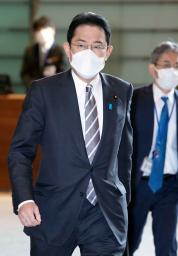　首相官邸に入る岸田首相＝１４日午前