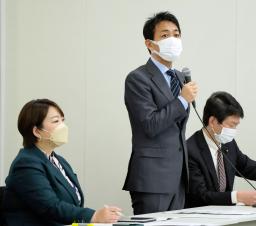 　合同勉強会であいさつする国民民主党の玉木代表。左は地域政党「都民ファーストの会」の荒木千陽代表＝１４日午前、国会