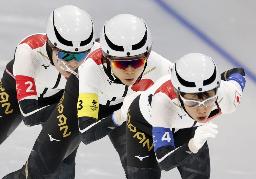 　１２日の女子団体追い抜き１回戦で滑走する（右から）高木菜那、高木美帆、佐藤綾乃＝北京（共同）