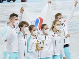 　フィギュアスケート団体で優勝し、喜ぶカミラ・ワリエワ（左から４人目）らＲＯＣの選手たち＝７日、北京（共同）
