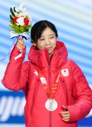 　スピードスケート女子５００メートルのメダルセレモニーで、銀メダルを胸に笑顔の高木美帆＝１４日、北京（共同）