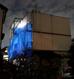 　現場とみられる集合住宅＝１４日午後９時３１分、大阪府高槻市