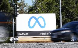 　メタ本社に掲げられたロゴマーク＝２０２１年１０月、米カリフォルニア州（ＡＰ＝共同）