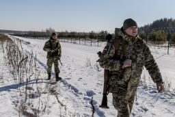 　１４日、ロシアとベラルーシに近いウクライナ北部の国境をパトロールするウクライナ国境警備隊の隊員（ゲッティ＝共同）