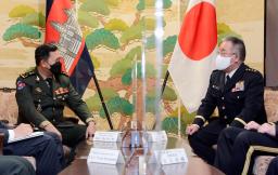 　陸上自衛隊の吉田圭秀陸上幕僚長（右）と面会したカンボジアの陸軍司令官フン・マネット中将＝１５日午前、東京・市谷の防衛省