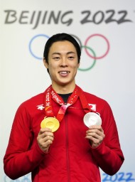 　北京冬季五輪での競技を終え、記者会見でメダルを披露する小林陵侑＝１５日、張家口（共同）