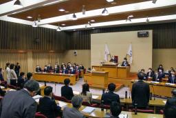 　中国電力島根原発の再稼働の是非を問う住民投票実施条例案を賛成少数で否決した松江市議会＝１５日午前