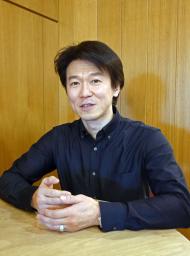 　インタビューに応じる岩田守弘さん＝１２日、モスクワ（共同）