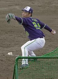 　打撃投手を務めるヤクルト・小川＝浦添
