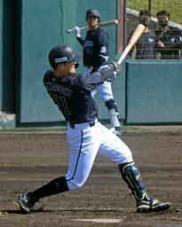 　楽天との練習試合で２ランを放つロッテ・山口＝金武