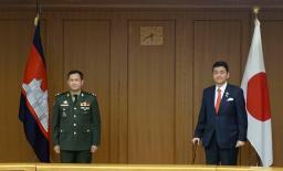 　カンボジアのフン・マネット陸軍司令官（左）との会談に臨む岸防衛相＝１５日午後、防衛省