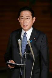 　ウクライナのゼレンスキー大統領との電話会談を終え、記者団の取材に応じる岸田首相＝１５日夜、首相官邸